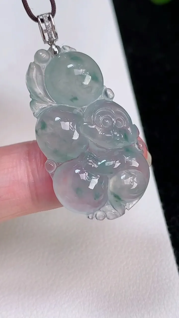 天然A货翡翠种飘花生肖猴吊坠，尺寸34.4-19.2-5.6，重量:6.28g
7月1日
