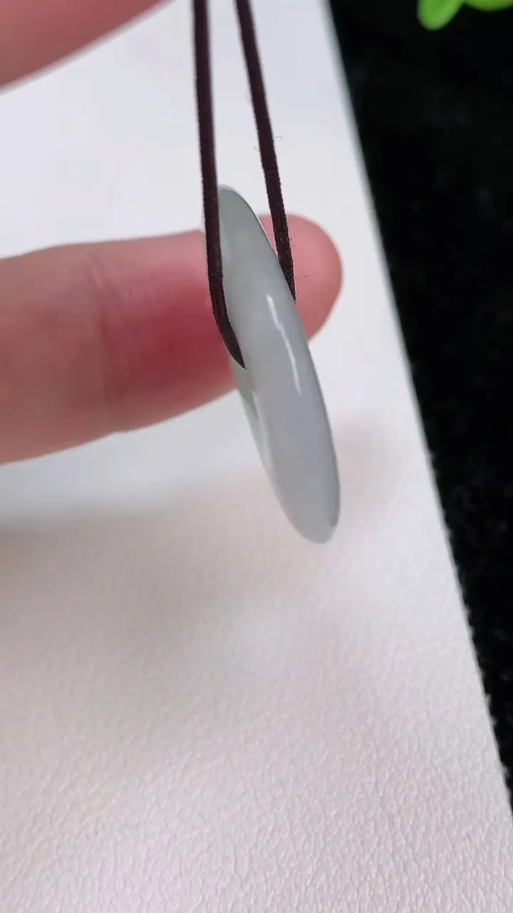 天然A货翡翠平安扣吊坠，尺寸25.9-4，重量:6.05g
7月1日