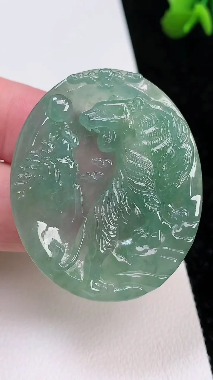 天然A货翡翠生肖虎吊坠，尺寸43.5-36.7-5.3，重量:19.87g
7月2日