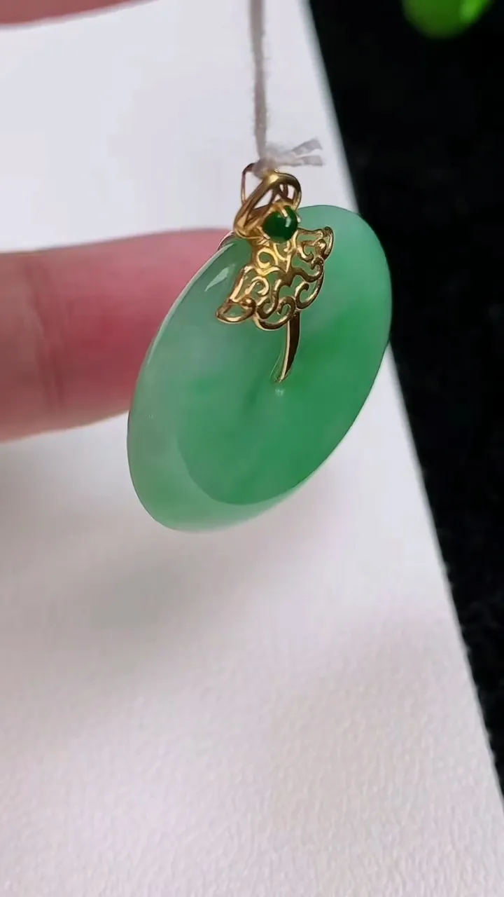 天然A货翡翠平安扣吊坠，尺寸25.6-6，重量:9.08g
7月1日