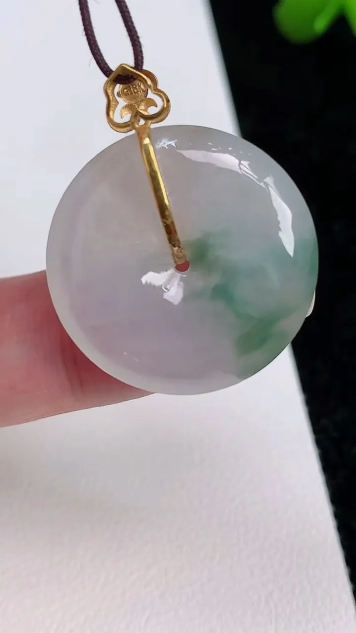 天然A货翡翠平安扣吊坠，尺寸24.6-5，重量:6.73g
7月1日