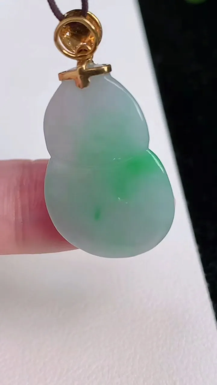 天然A货翡翠葫芦吊坠，尺寸27.3-18-8.3，重量:7.38g
7月1日