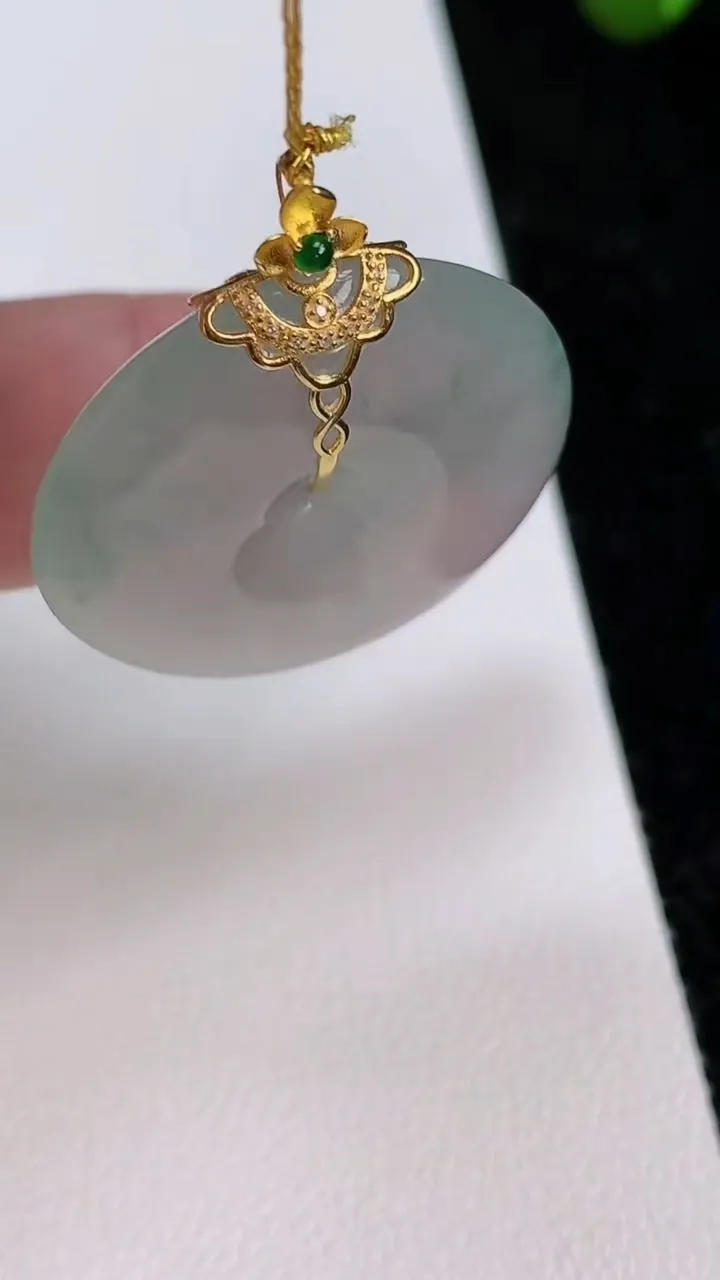 天然A货翡翠18k金飘花平安扣吊坠，尺寸28-5.5，重量:10.00g
7月1日