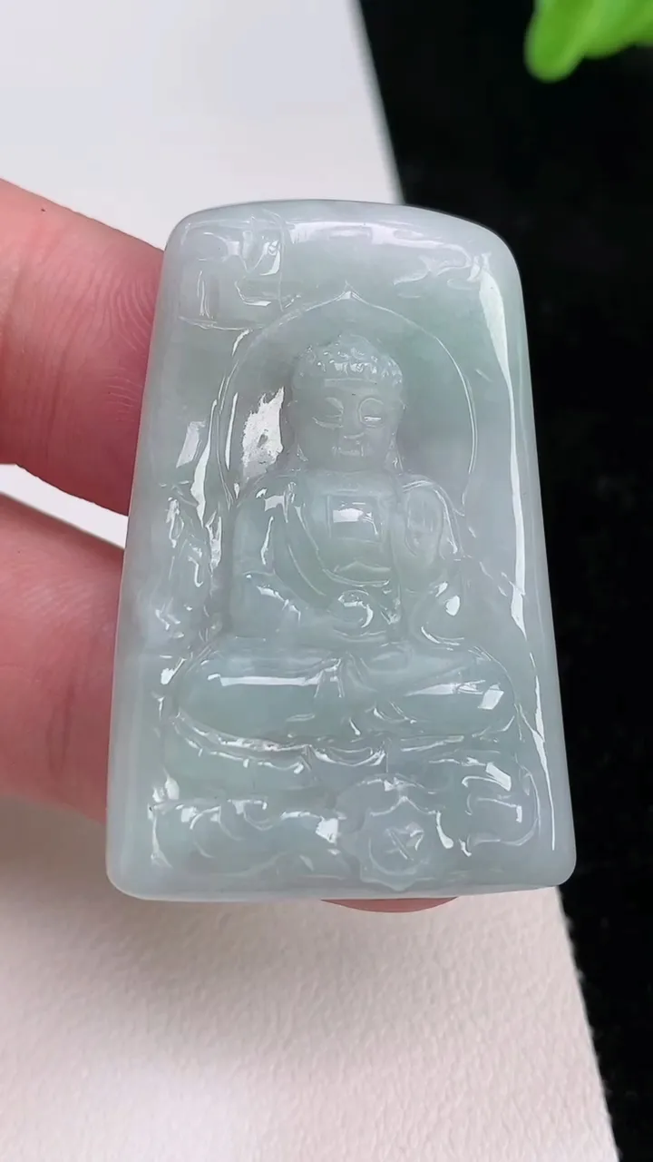 天然A货翡翠阿弥陀佛吊坠，尺寸41.2-28-4.6，重量:12.67g
7月1日