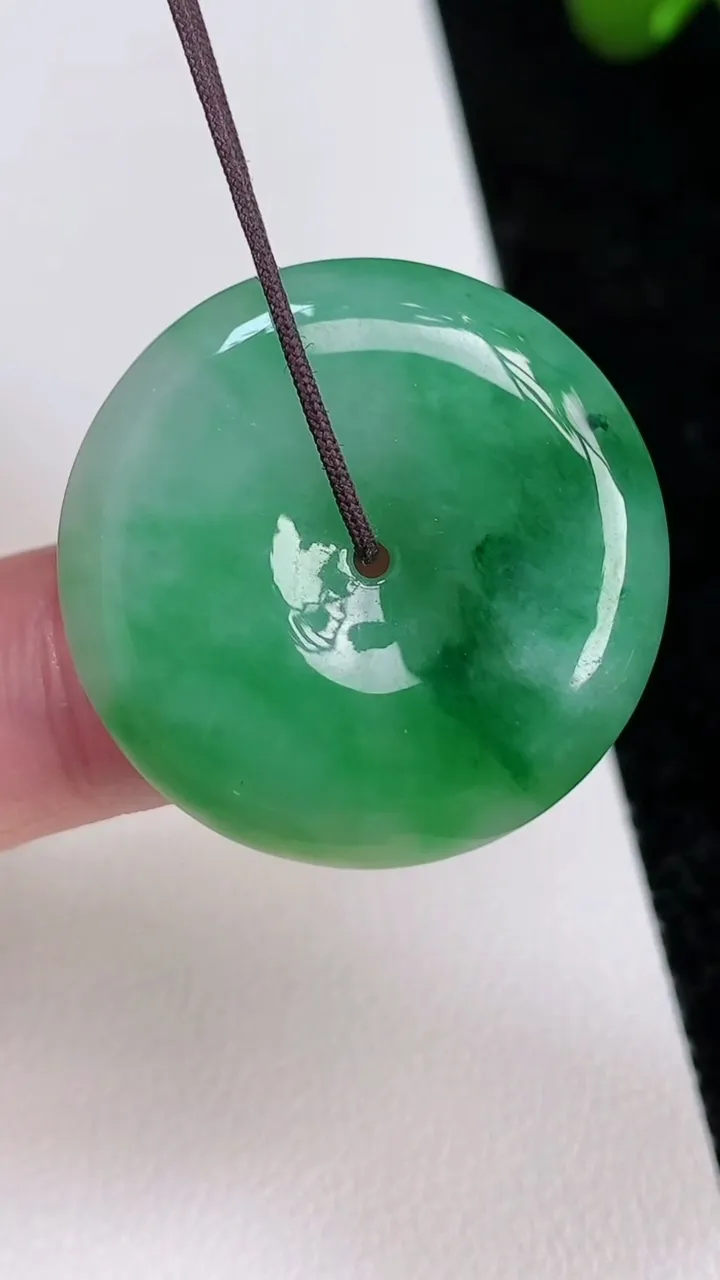 天然A货翡翠平安扣吊坠，尺寸28.2-5.8，重量:9.94g
7月1日