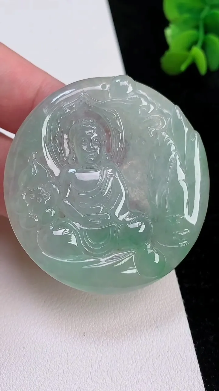 天然A货翡翠大日如来吊坠，尺寸51.6-5.6，重:30.40g
7月1日