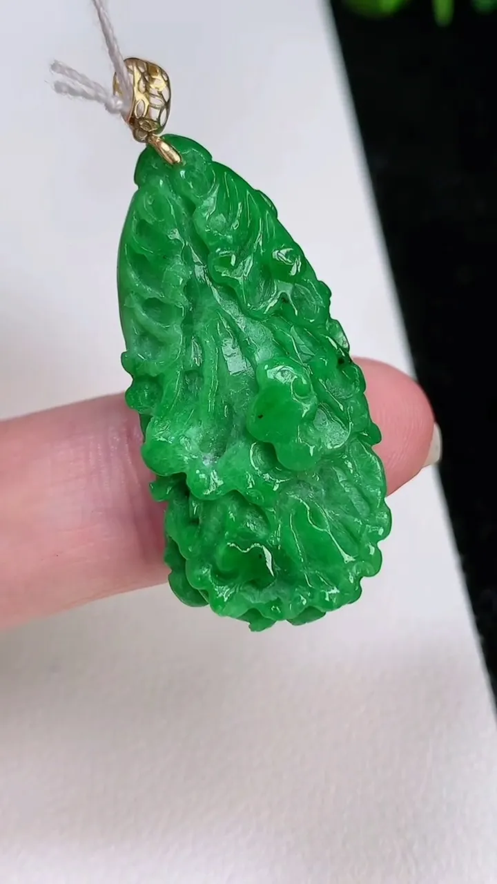 天然A货翡翠白菜吊坠，尺寸34.7-16.7-6.6，重量:5.88g
7月1日