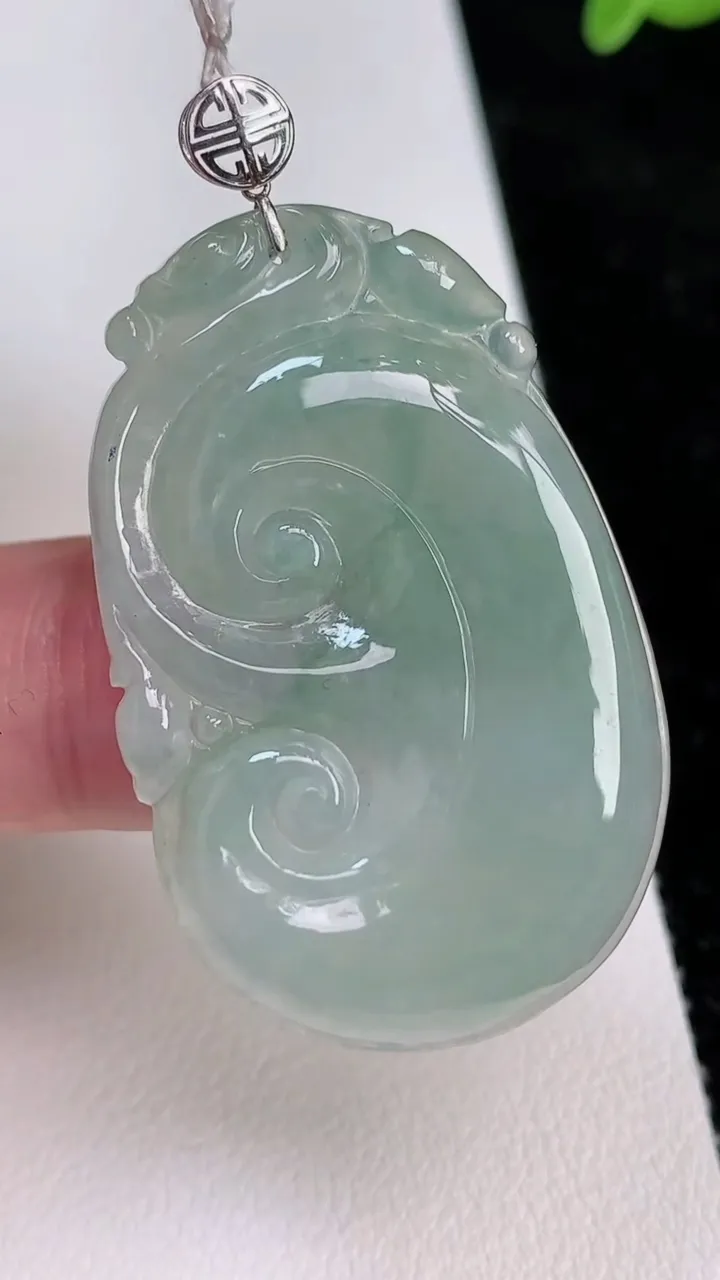 天然A货翡翠如意吊坠，尺寸40-25.6-4.5，重量:9.79g
7月1日