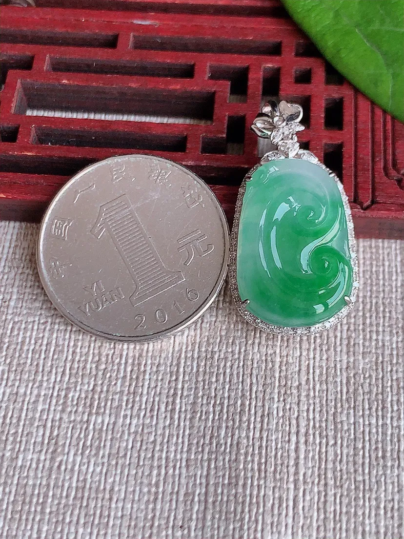天然A货翡翠18K金伴飘绿如意吊坠尺寸31×15.8×6裸石21×14m量3.54g 0629