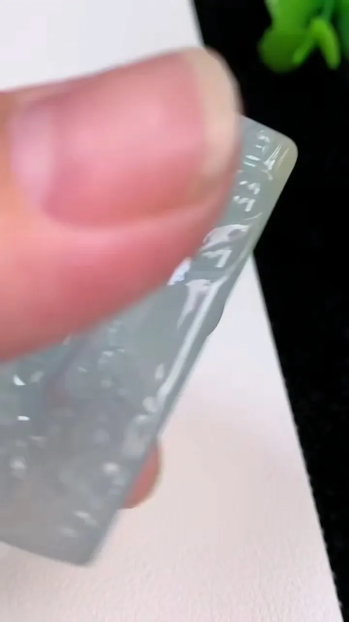 天然A货翡翠大日如来吊坠，尺寸52.2-37.2-5，重量:25.38g
7月1日