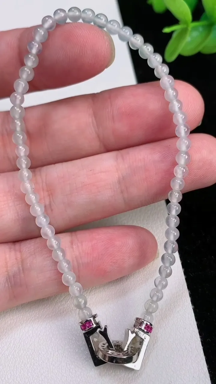 天然A货翡翠种小米珠手串，尺寸3-55颗，重量:6.00g7月1日
工厂直销收藏佳品,种好水足，色泽