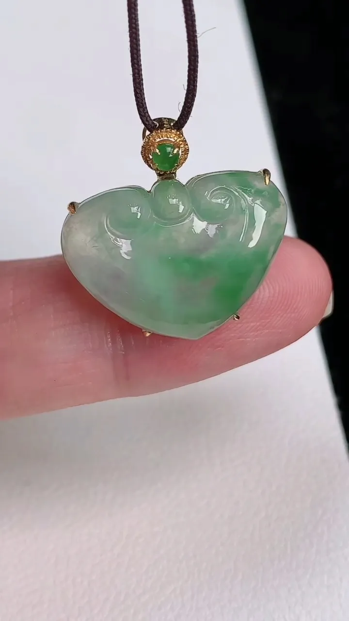 天然A货翡翠如意头吊坠，尺寸20-15-20.8-5.7，重量:3.19g
7月1日