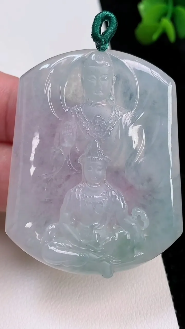 天然A货翡翠飘花观音菩萨吊坠，尺寸52.7-42.3-5.7，重量:25.96g
7月1日