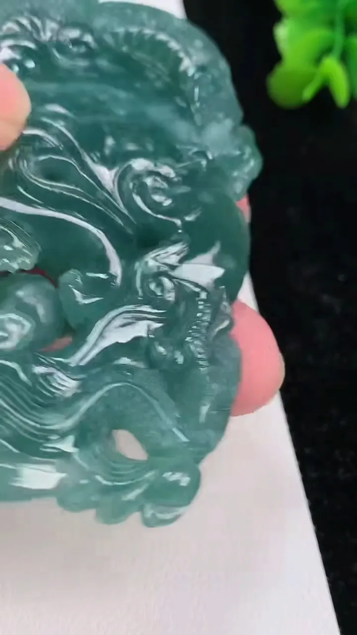 天然A货翡翠蓝水龙牌吊坠，尺寸78-45-13，重:72.26g
7月1日