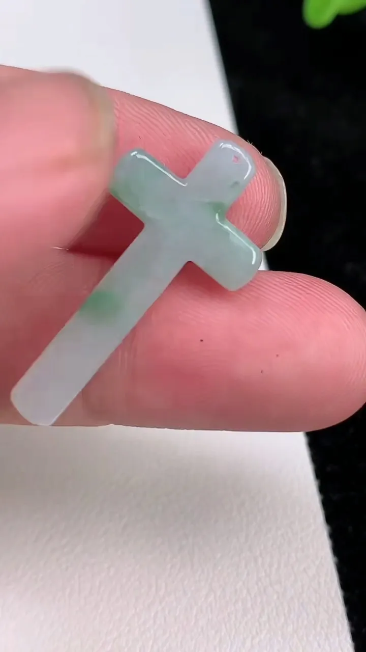 天然A货翡翠十字架吊坠，尺寸31.4-16-3，重量:2.21g
7月1日