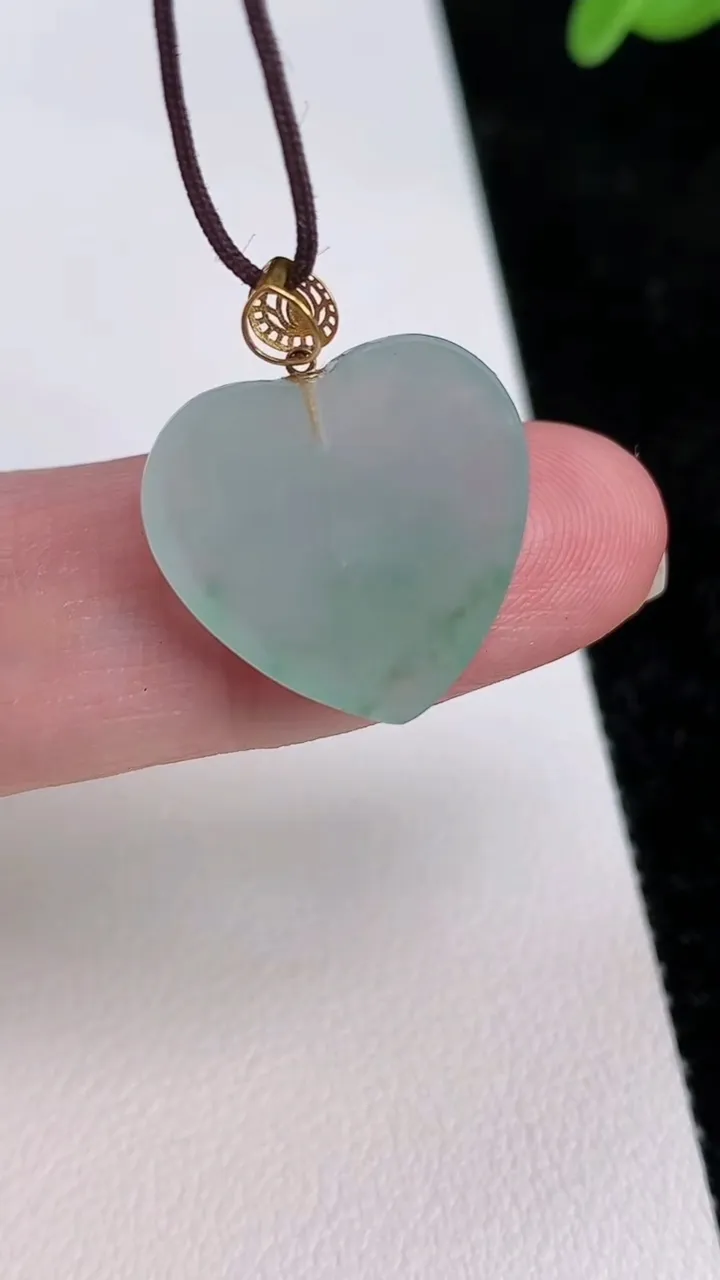 天然A货翡翠爱心吊坠，尺寸17-17.2-3.7，重量:2.35g
7月1日