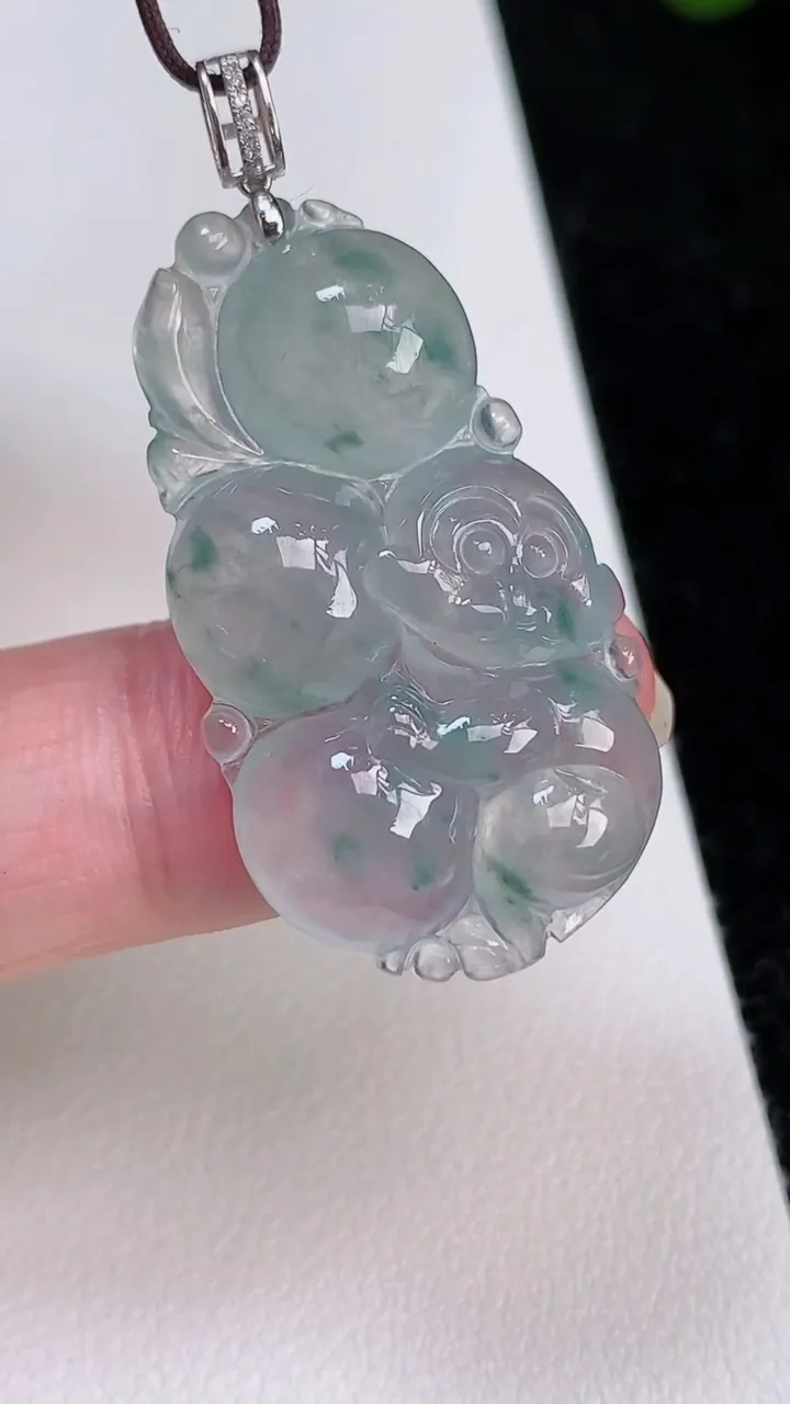 天然A货翡翠种飘花生肖猴吊坠，尺寸34.4-19.2-5.6，重量:6.28g
7月1日