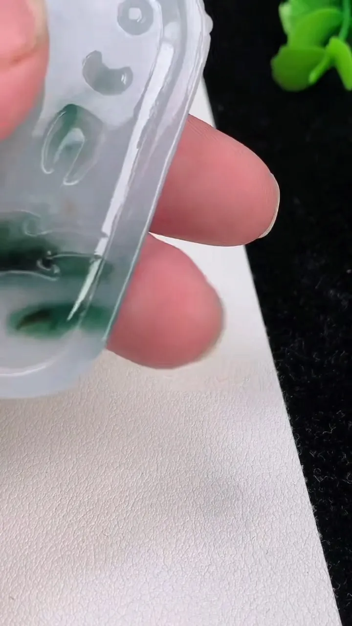 天然A货翡翠飘花普贤菩萨吊坠，尺寸58.6-36.3-6，重:23.44g
7月1日