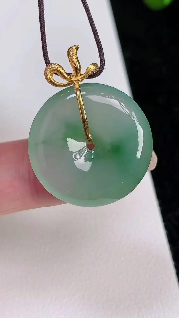 天然A货翡翠平安扣吊坠，尺寸23-5.2，重量:6.24g
7月1日