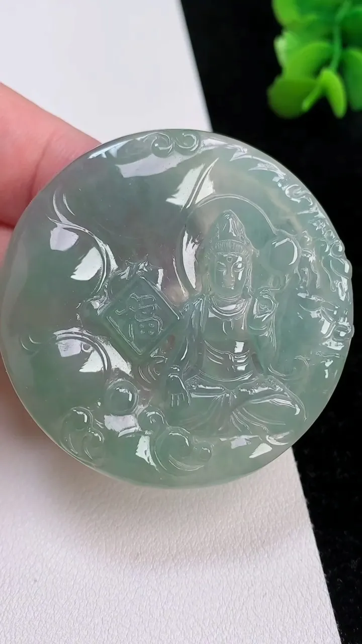 天然A货翡翠一念之间吊坠，尺寸50-4.8，重:23.95g
7月1日