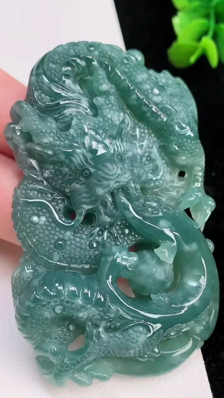 天然A货翡翠蓝水龙牌吊坠，尺寸78-45-13，重:72.26g
7月1日
