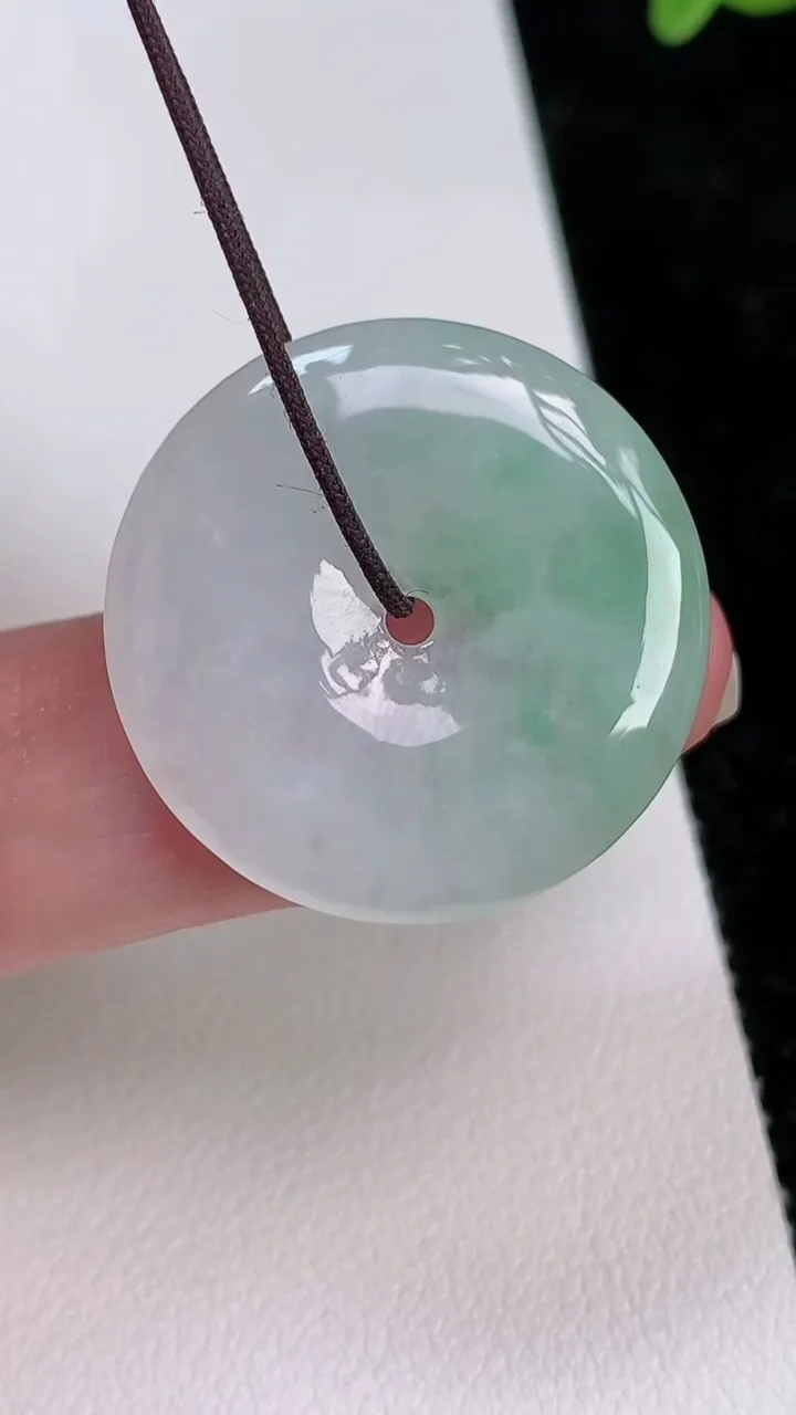 天然A货翡翠平安扣吊坠，尺寸25.9-4，重量:6.05g
7月1日