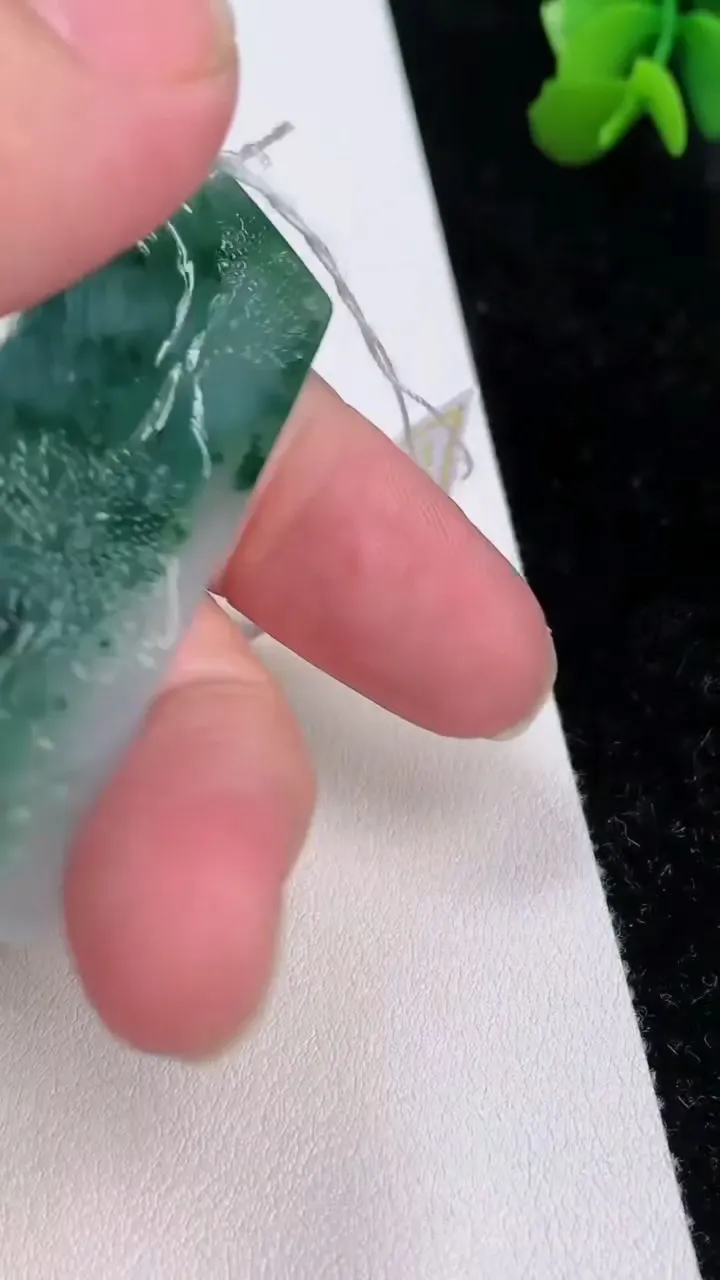 天然A货翡翠牌吊坠，尺寸51-36-4.8，重量:23.81g
7月1日