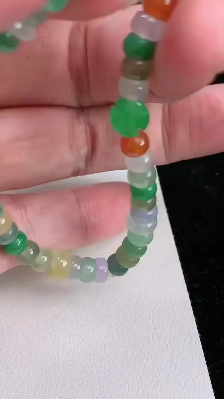 天然A货翡翠货四彩算盘珠手串，尺寸5.9-3.4，重:11.93g7月1日
工厂直销收藏佳品,种好水足，色泽均匀，有种有色，上手高大气！