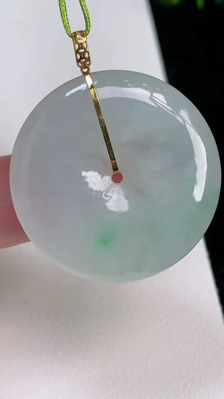 天然A货翡翠平安扣吊坠，尺寸32-5.2，重量:11.69g
7月1日