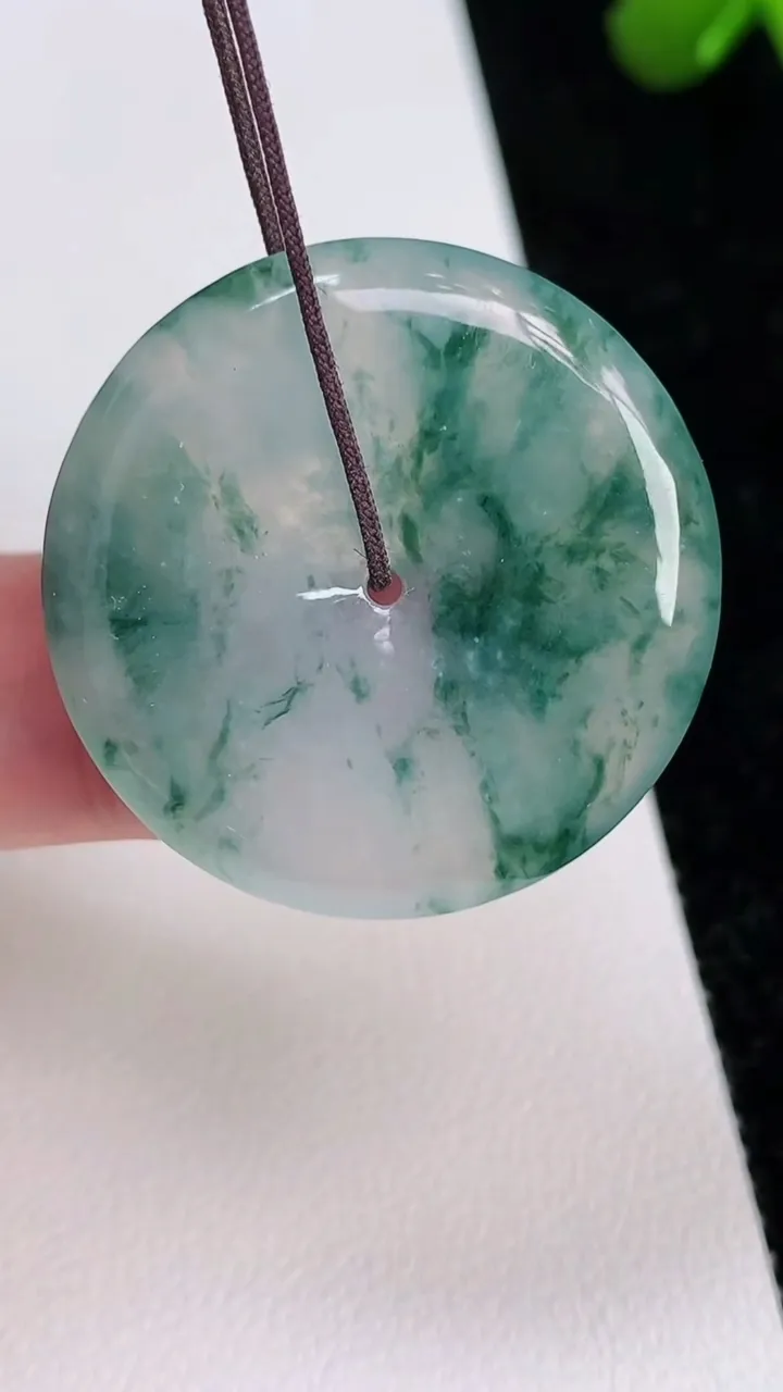 天然A货翡翠飘花平安扣吊坠，尺寸31.2-5，重量:10.64g
7月1日