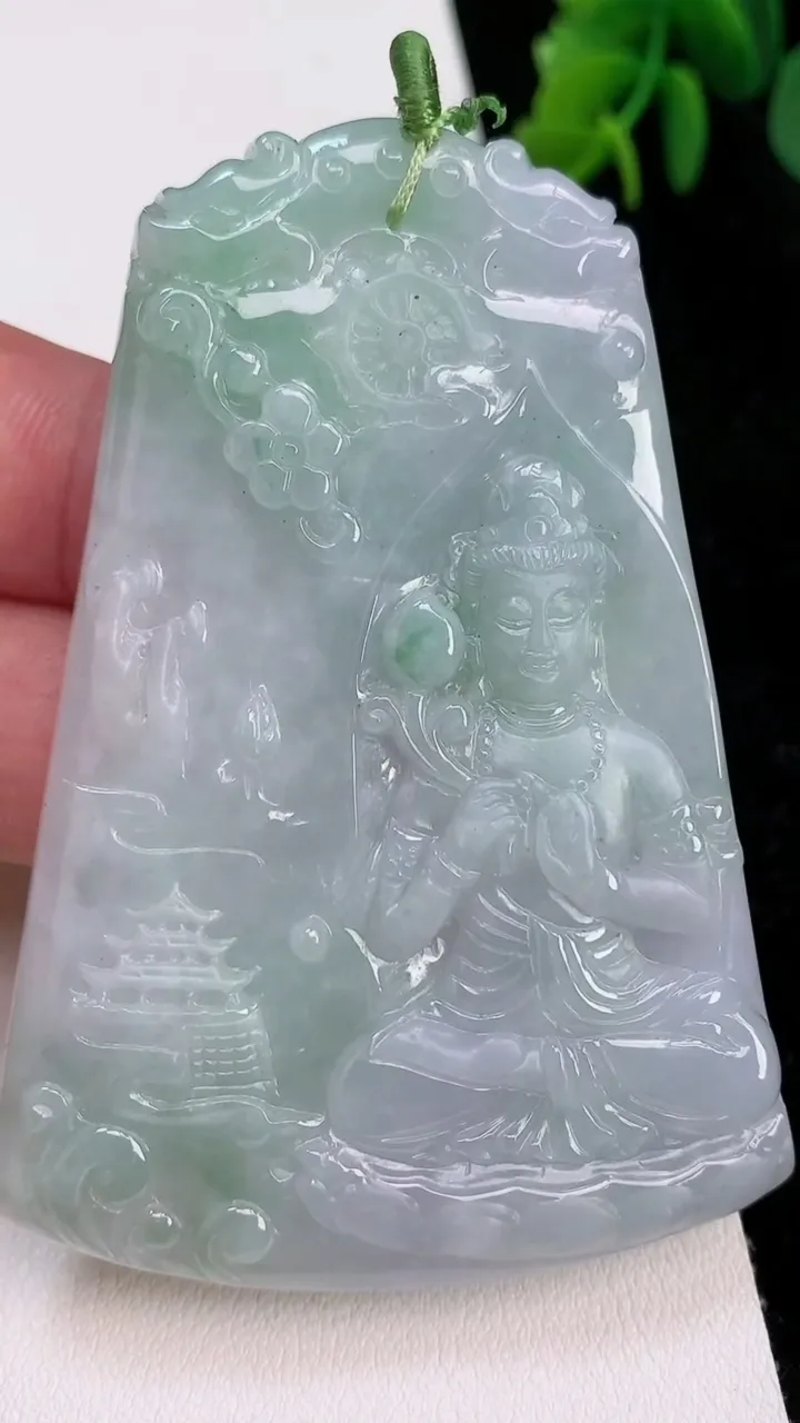 天然A货翡翠大势至观音菩萨吊坠，尺寸74-52-6，重量:47.96g
7月1日