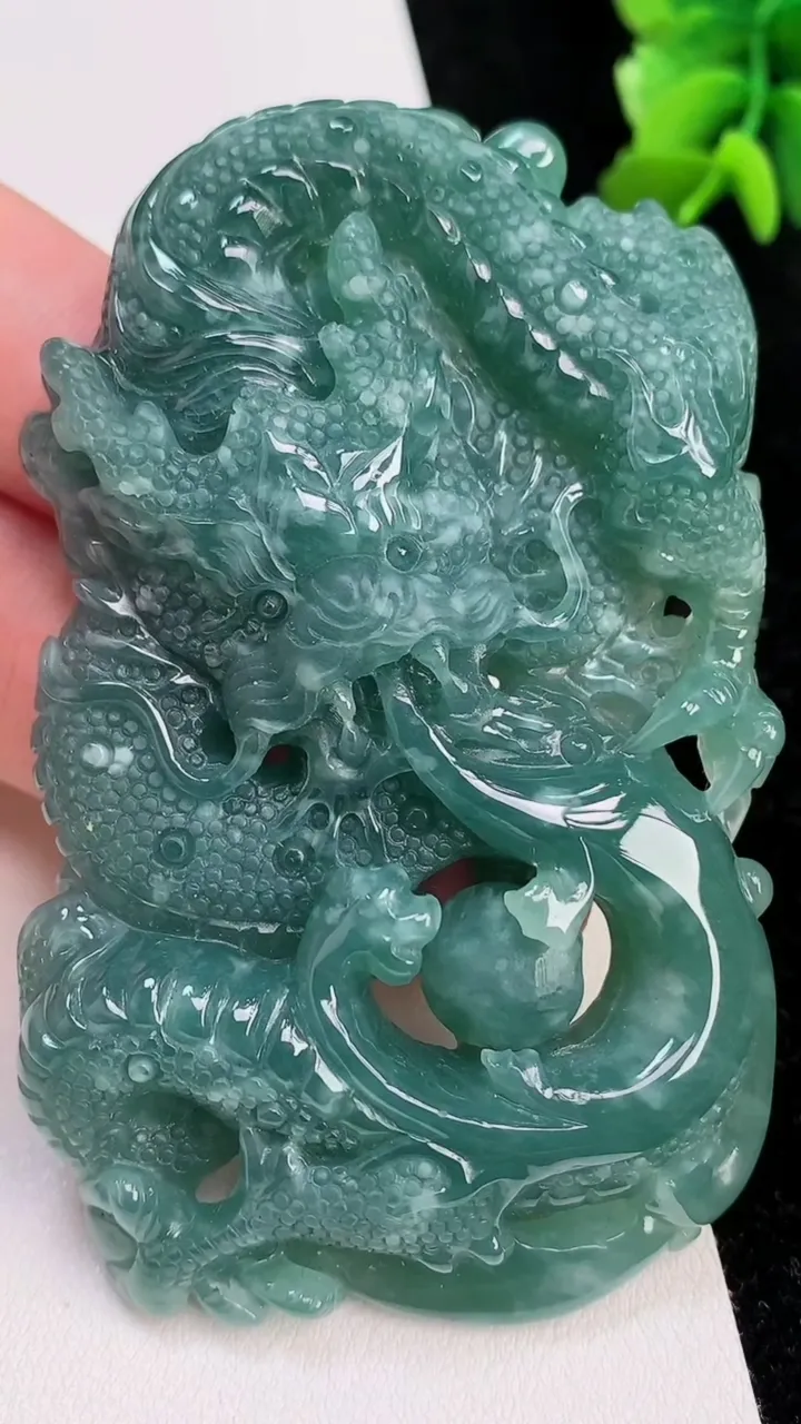 天然A货翡翠蓝水龙牌吊坠，尺寸78-45-13，重:72.26g
7月1日