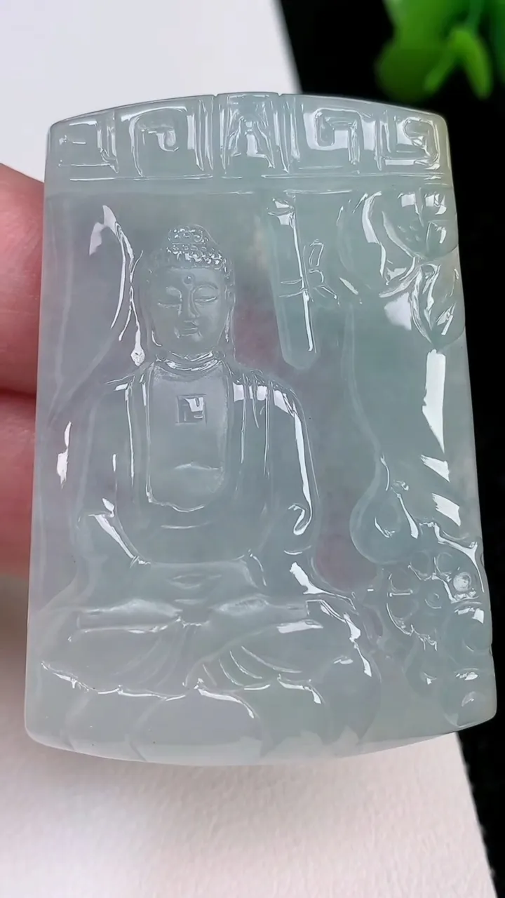 天然A货翡翠大日如来吊坠，尺寸52.2-37.2-5，重量:25.38g
7月1日