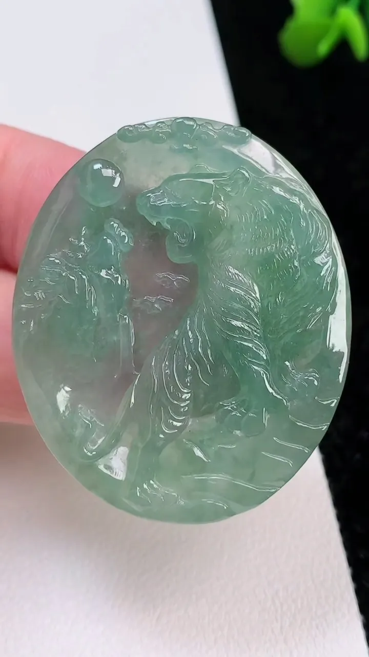 天然A货翡翠生肖虎吊坠，尺寸43.5-36.7-5.3，重量:19.87g
7月2日