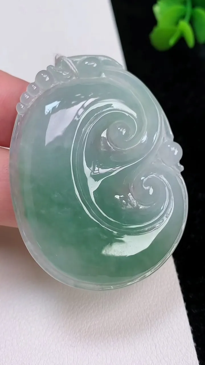天然A货翡翠如意吊坠，尺寸544-42.4-5.3，重量:23.82g
7月1日
