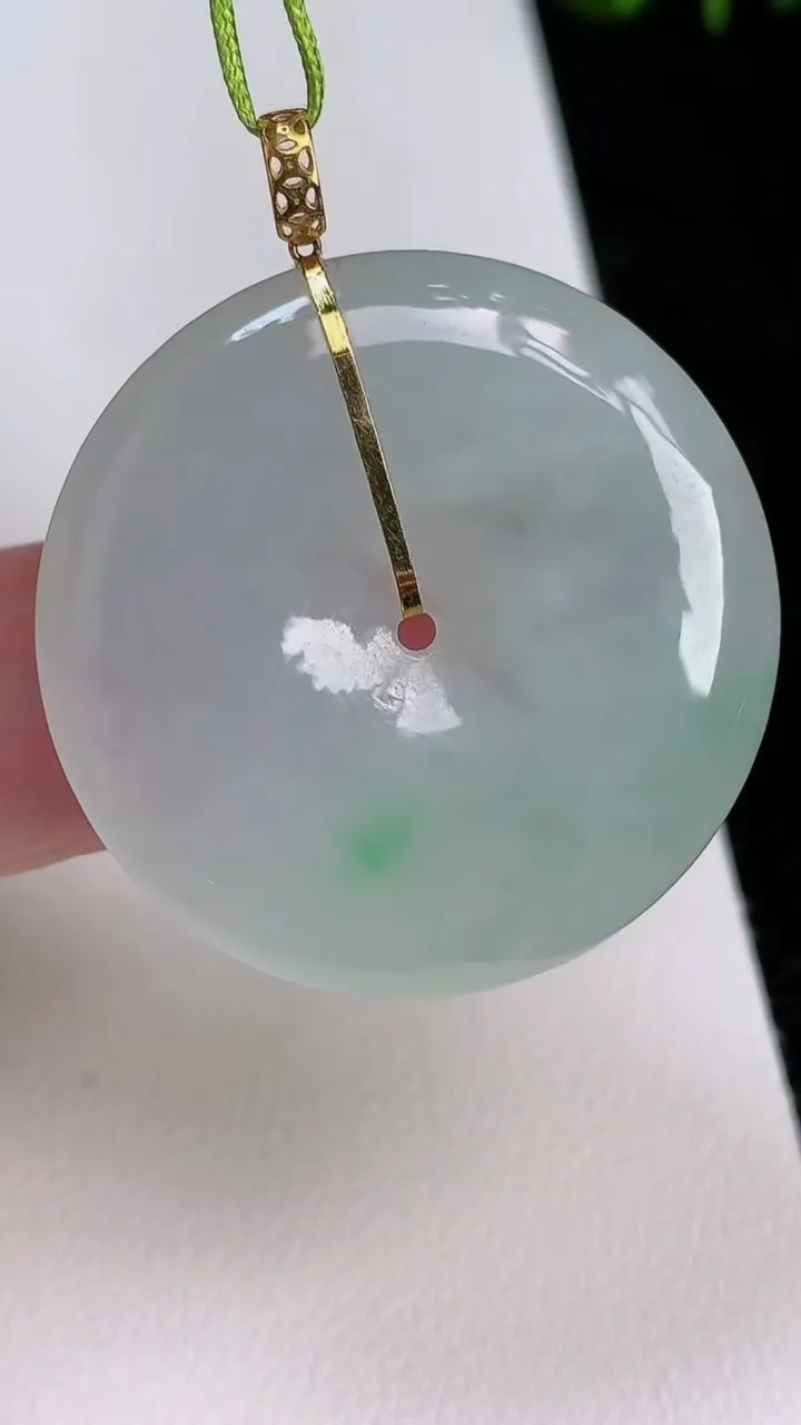 天然A货翡翠平安扣吊坠，尺寸32-5.2，重量:11.69g
7月1日
