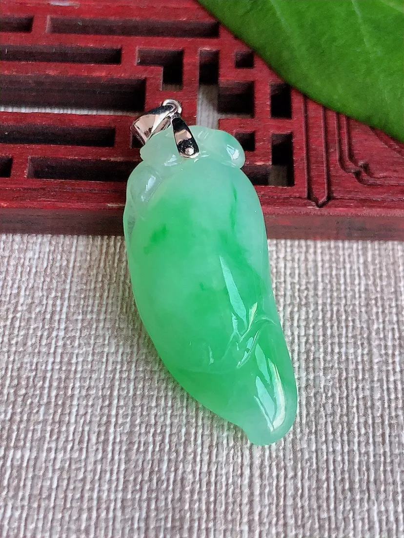 天然A货翡翠18K金扣头飘绿福瓜吊坠尺寸36×15×8.4m量8.50g 0629