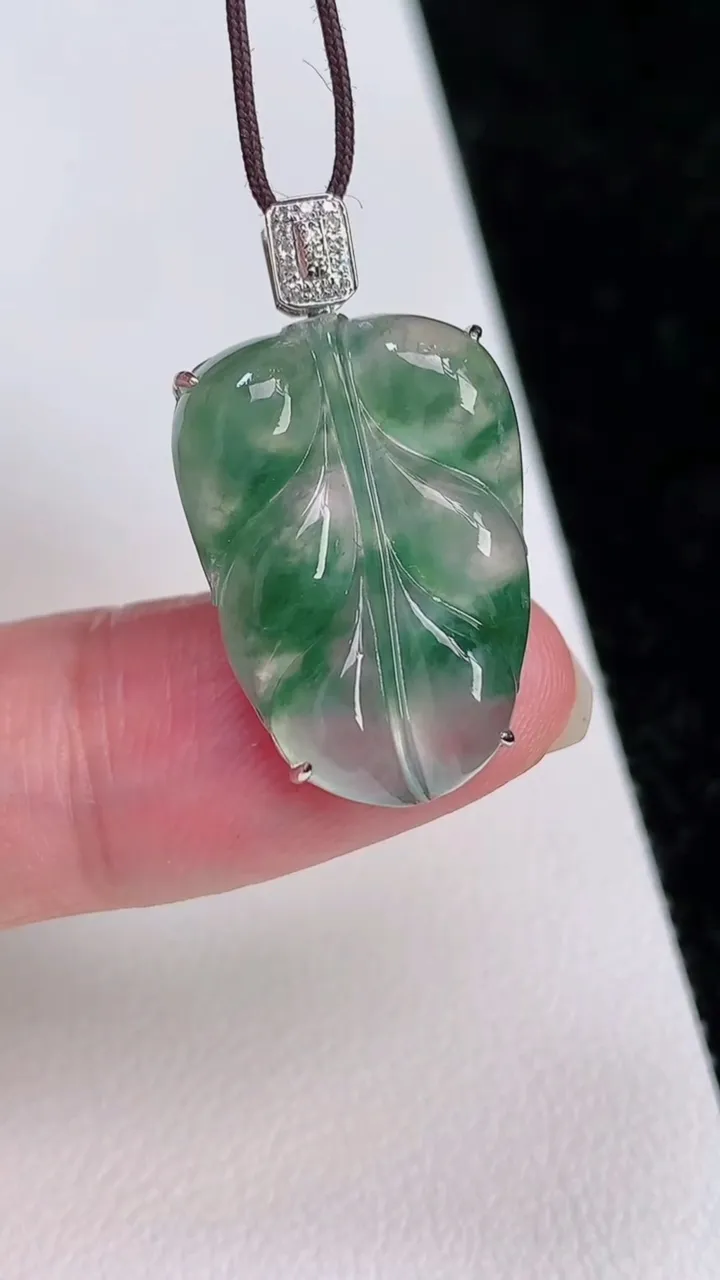 天然A货翡翠种飘花金枝玉叶 叶子吊坠，尺寸27.6-22-15.6-6.4，重量:3.68g
7月2日