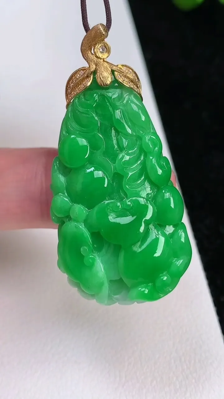 天然A货翡翠白菜吊坠，尺寸37.8-22.7-10.7，重量:14.55g
7月2日