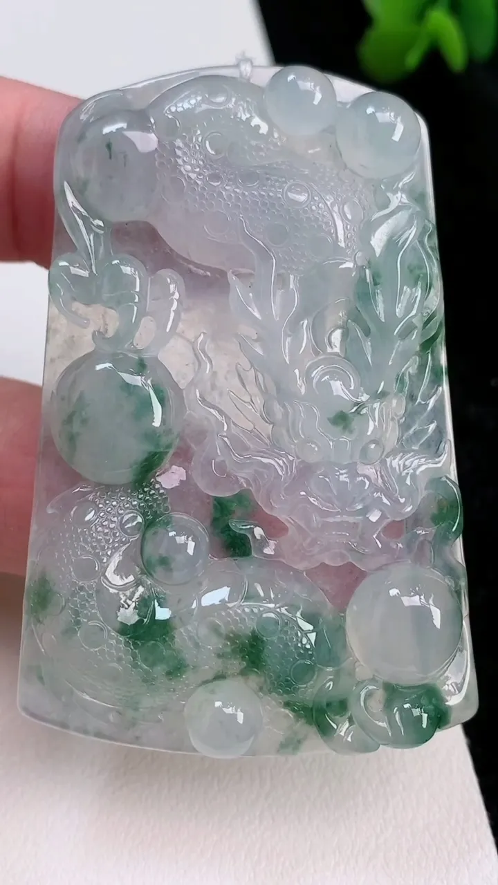 天然A货翡翠种飘花龙牌吊坠，尺寸61-41-5.5，重量:29.41g
7月2日