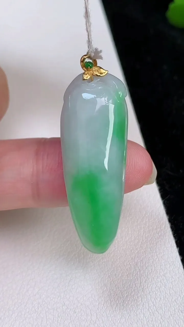 天然A货翡翠福瓜吊坠，尺寸34.3-13-7，重量:5.91g
7月2日