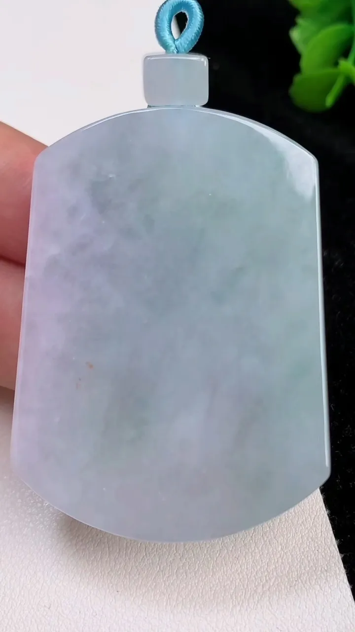 天然A货翡翠春带彩紫罗兰无事牌吊坠，尺寸54-39.7-6.6，重量:45.37g
7月2日