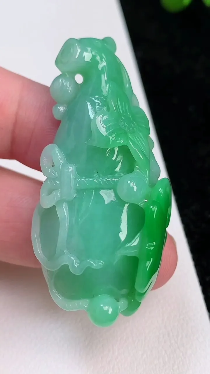 天然A货翡翠葫芦吊坠，尺寸52.5-24.8-13，重量:23.64g
7月2日