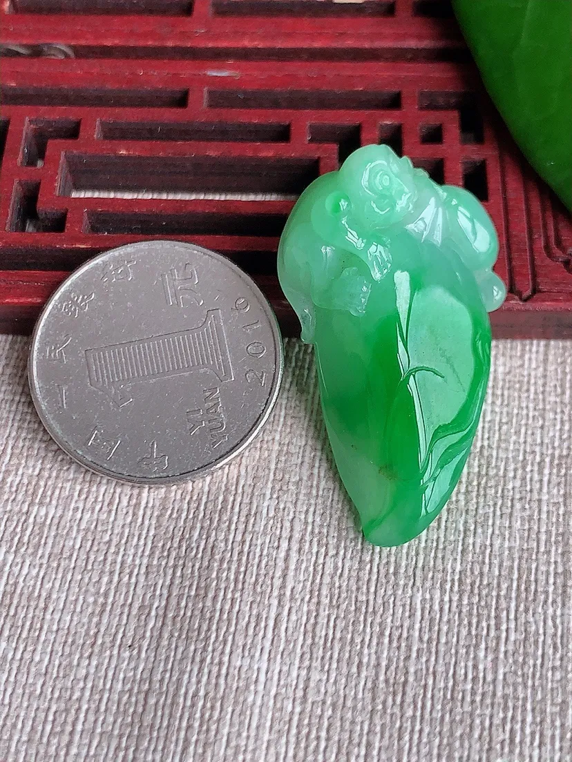 天然A货翡翠飘阳绿福瓜吊坠 尺寸36×22.5×12.7m量13.49g 0701