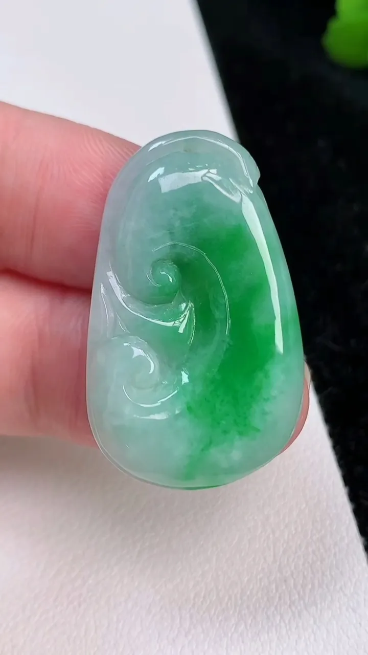 天然A货翡翠如意吊坠，尺寸34.2-21.3-3.7，重量:6.20g
7月2日