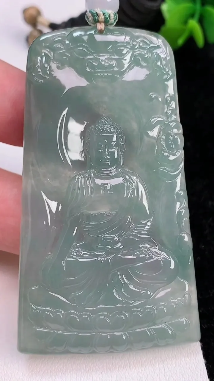 天然A货翡翠阿弥陀佛吊坠，尺寸72.8-42.3-5，重量:47.14g
7月2日