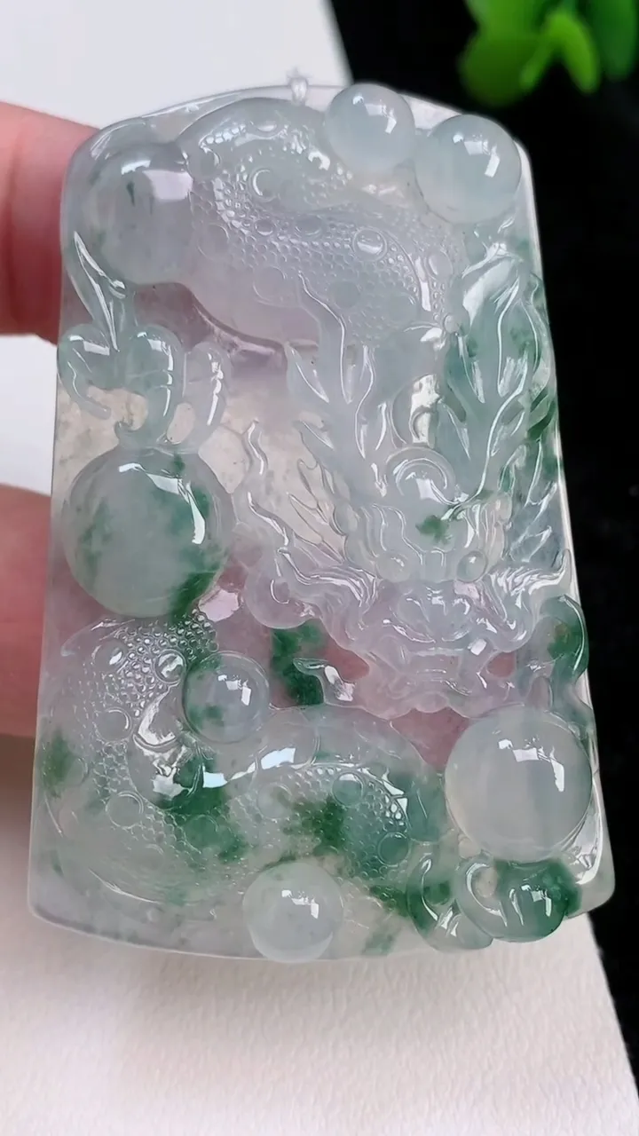 天然A货翡翠种飘花龙牌吊坠，尺寸61-41-5.5，重量:29.41g
7月2日