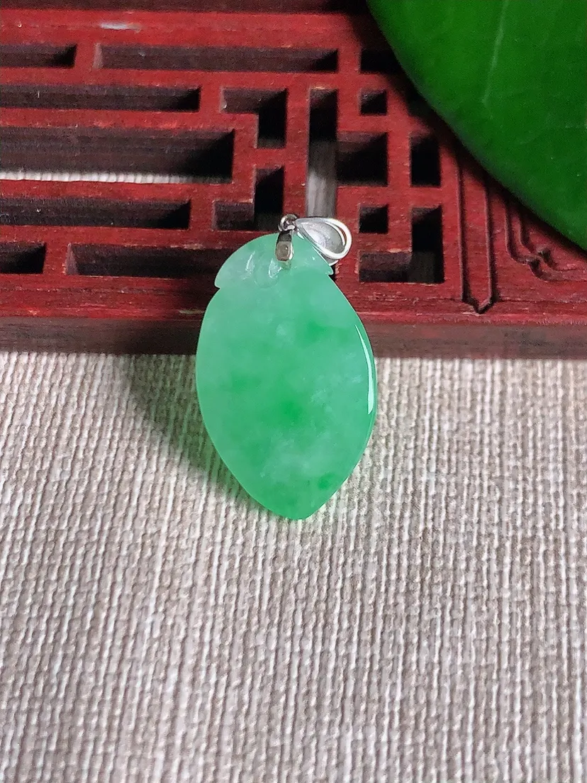 天然A货翡翠18K金扣头飘绿福瓜吊坠尺寸22×13.4×6m量3.26g 0701