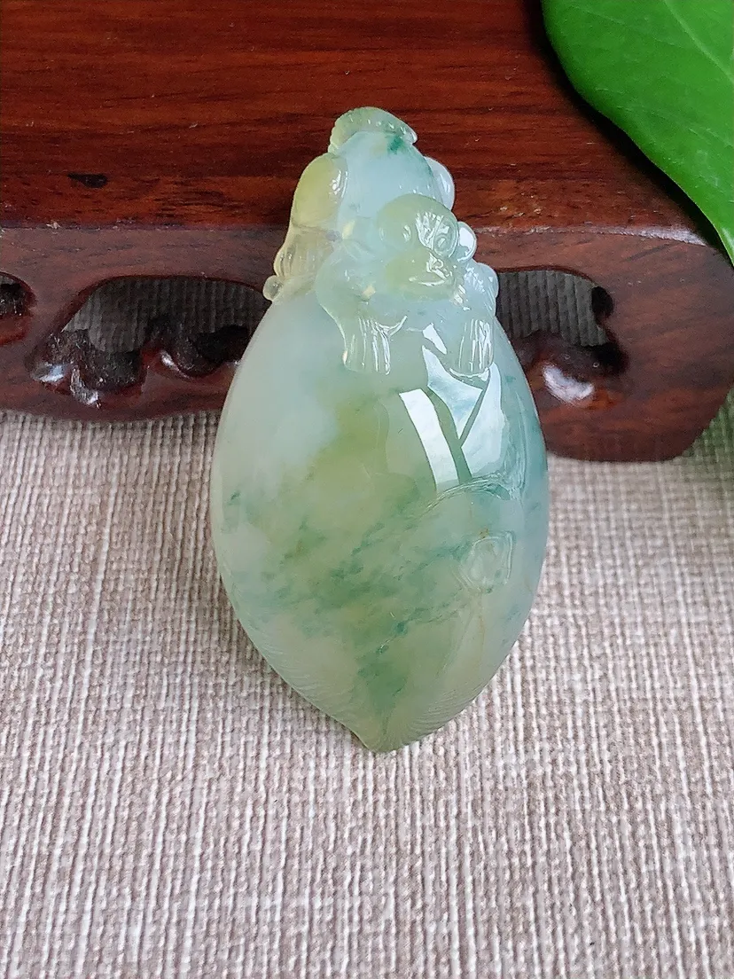 天然A货翡翠飘黄翡飘花寿桃灵猴献寿吊坠 尺寸45.8×24×11.6m量18.55g 0701