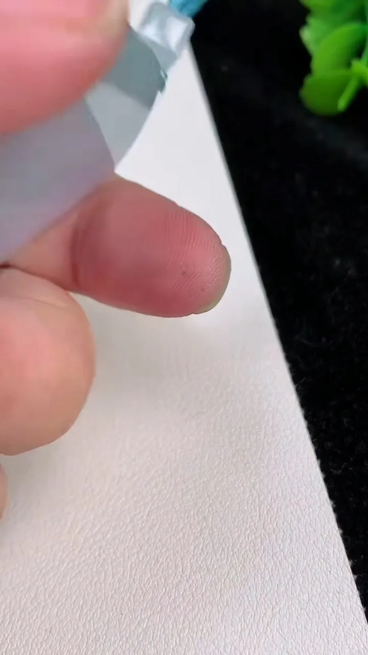 天然A货翡翠春带彩紫罗兰无事牌吊坠，尺寸54-39.7-6.6，重量:45.37g
7月2日
